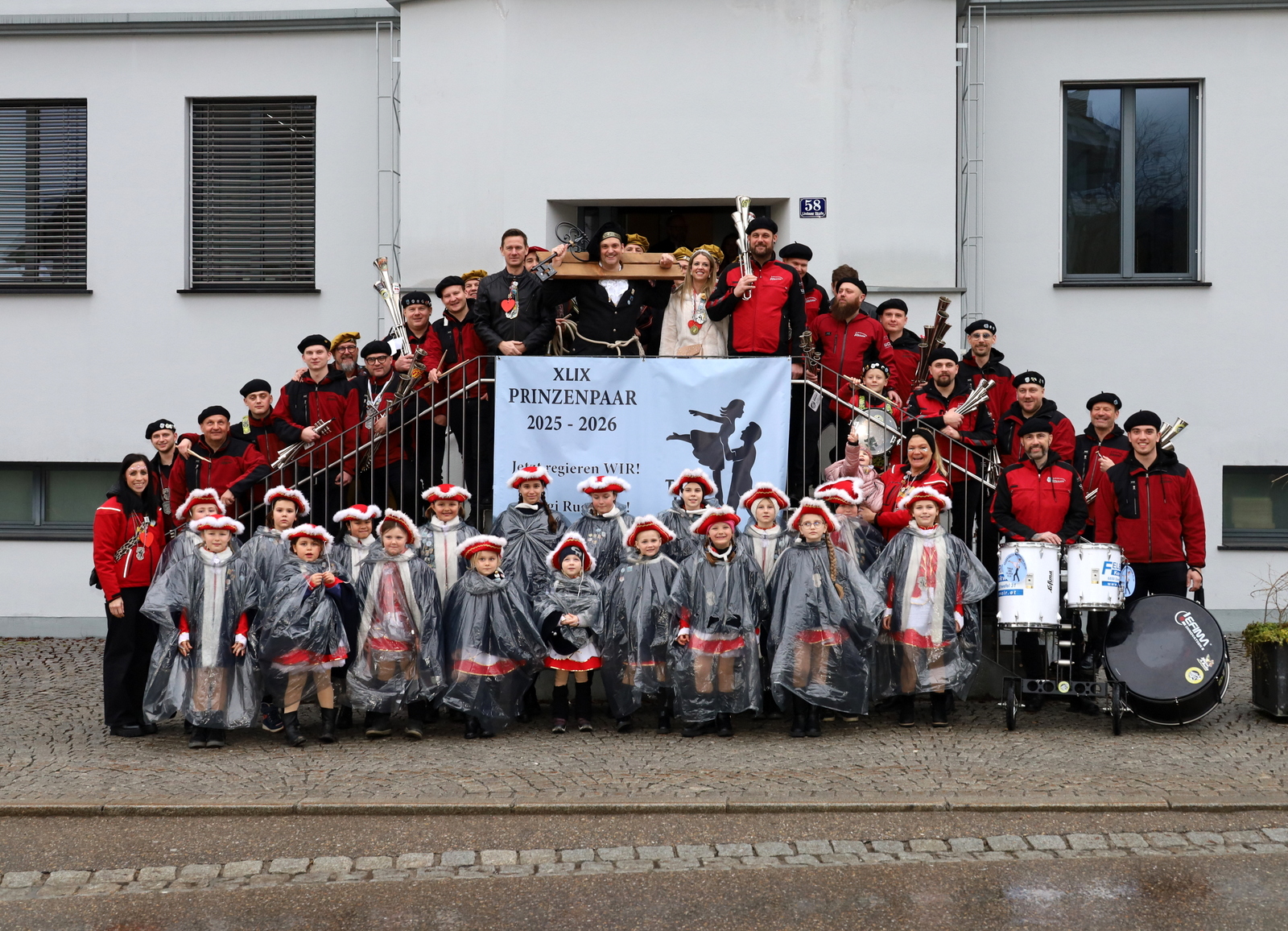 die Hörbranzer Faschingsgilde bei der Bürgermeisterabsetzung in Hörbranz mit dem festgenommenen Bürgermeister Andreas Kresser vor dem Gemeindeamt